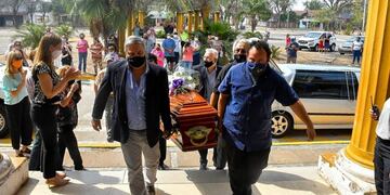 Los restos de Ramona Galarza llegando al cementerio local\u002E
