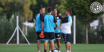 Al final de la penúltima práctica, Caruso Lombardi se quedó hablando con Estigarribia\u002E Ventaja para el delantero que llegó como refuerzo\u002E