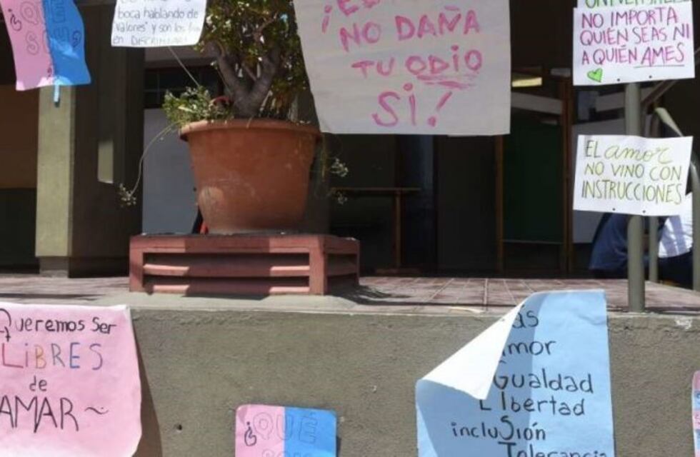 Polémica: en una escuela le pidieron a una pareja de gays que no se abrace