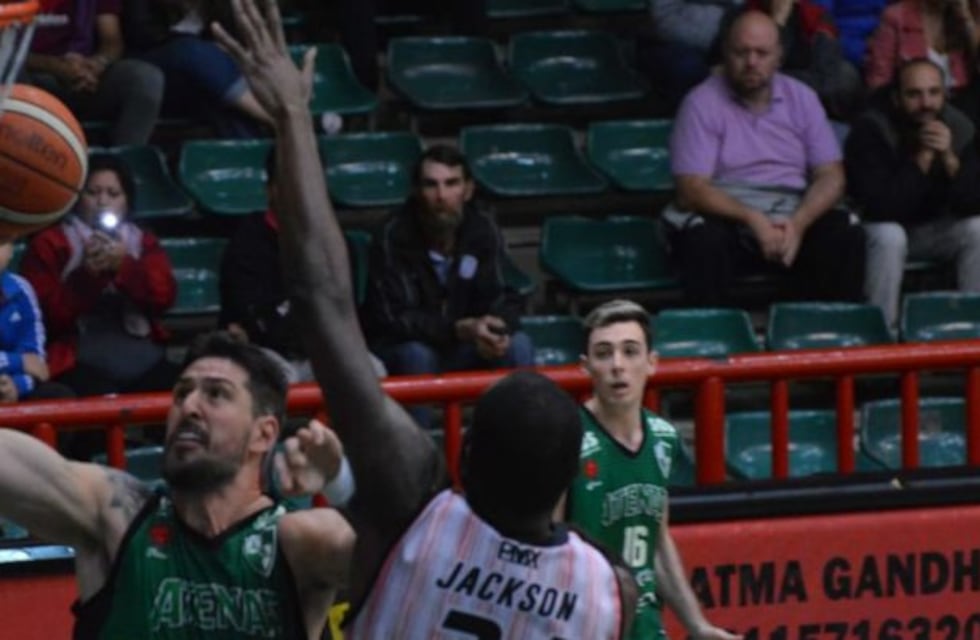 A Atenas se le escapó sobre el final y jugará por la permanencia