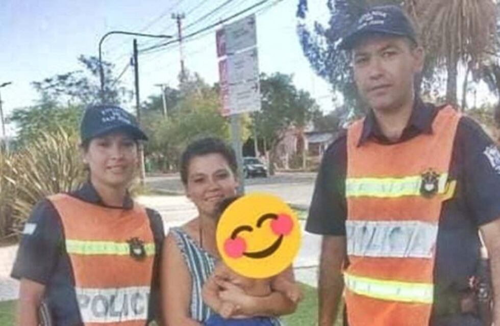 Dos policías le salvaron la vida a un bebé que se ahogó con una piedra