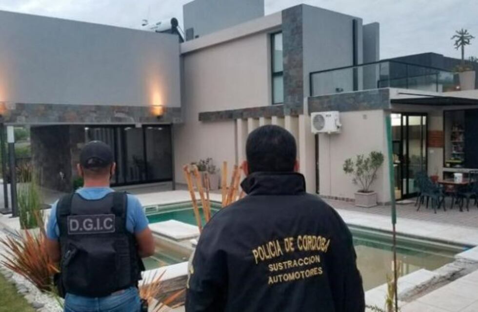 Robaban autos y el "jefe" de la banda cayó en su mansión de San Antonio de Arredondo
