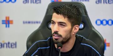 Luis Suárez quedó perplejo ante el insólito pedido de un niño uruguayo\u002E / AFP PHOTO / Miguel ROJO