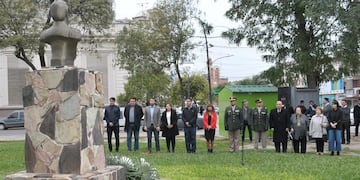 Capitanich y autoridades de diferentes poderes, recordaron la figura del caudillo salteño\u002E (Prensa Municipio)
