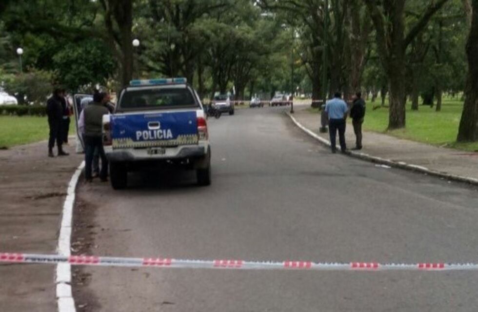 Un hombre bajó de una camioneta y asesinó a dos policías en Tucumán