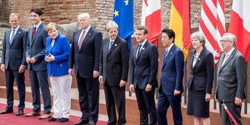 Los lu00edderes del Grupo de los Siete (G7) posan el 26/05/2017 en Taormina, Sicila. rnSe espera que la atenciu00f3n se centre enu00a0Trump, debido a la volatilidad de sus posiciones y a las seu00f1ales contradictorias enviadas sobre cuestiones claves, como las relaciones conu00a0Rusia e Iru00e1n, la amenaza nuclear norcoreana, la guerra en Siria, el cambio climu00e1tico o el comercio mundial.rn(Vinculado al texto de dpa