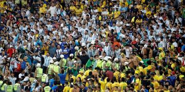 CAF23211\u002E BELO HORIZONTE (BRASIL), 03/07/2019\u002E- Aficionados durante el partido Brasil-Argentina de semifinales de la Copa América de Fútbol 2019, en el Estadio Mineirão de Belo Horizonte, Brasil, hoy 2 de julio de 2019\u002E EFE/Paulo Fonseca