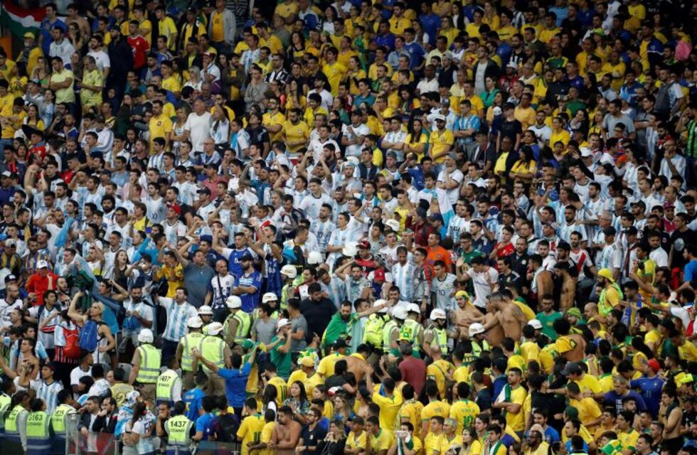 Forcejeos entre hinchas argentinos y brasileños durante la semifinal de la Copa América