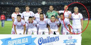 Israel Damonte recuerda a su hermano mayor fallecido en un accidente de tránsito cuando sale de titular en Huracán y posa en la fotografía del equipo\u002E