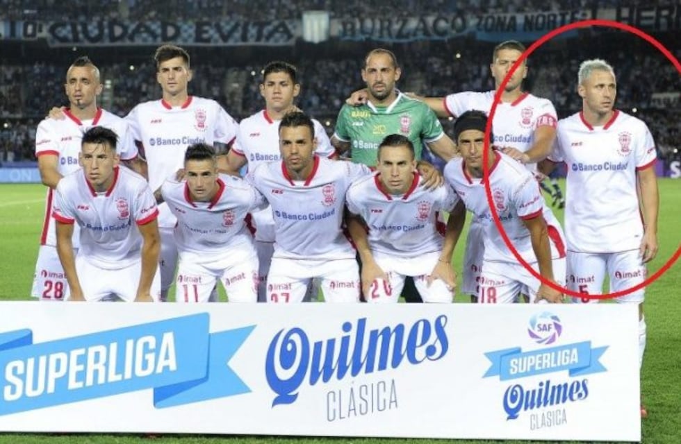 La emocionante historia detrás de la pose de un jugador de Huracán en las fotos del equipo