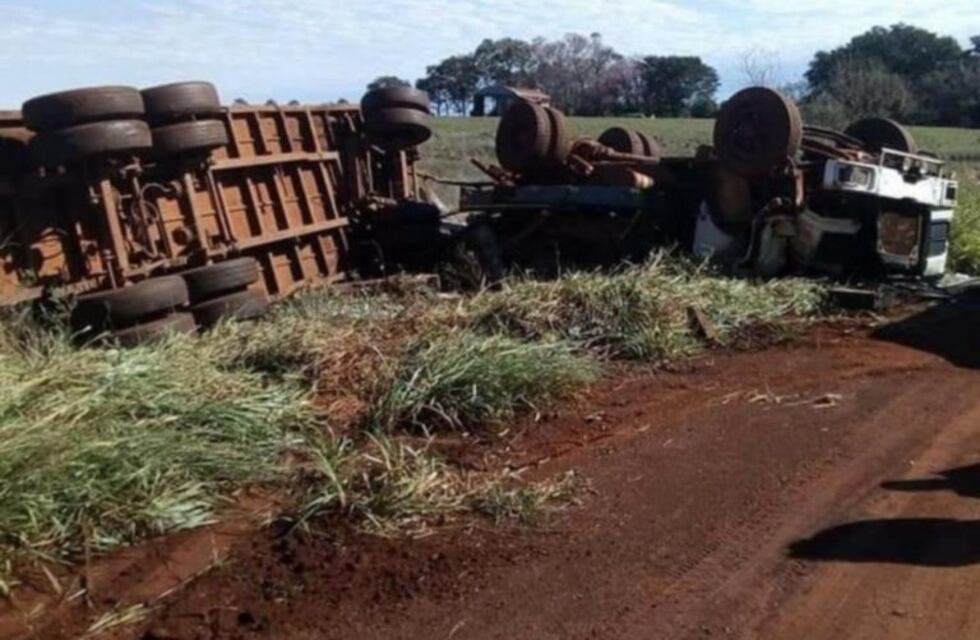 Volcó con su camión y falleció en el lugar