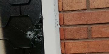 Volvieron a balear el frente de la casa del taxista Vidal