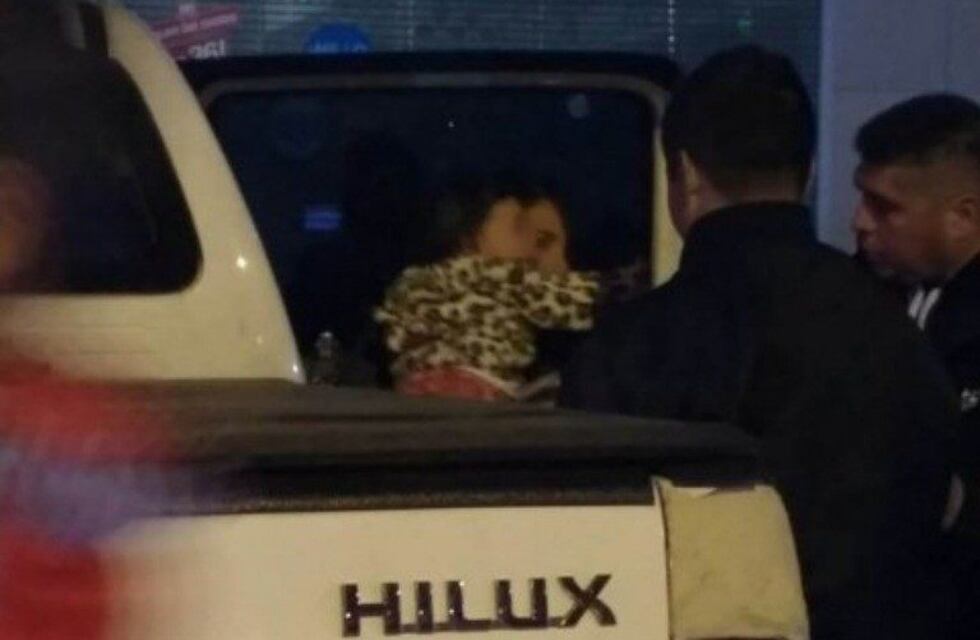 Dejaron a su hija de un año encerrada en la camioneta para entrar al cine