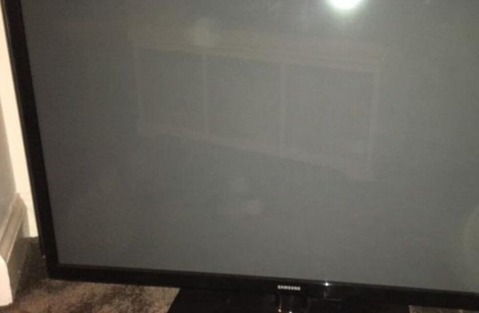 Robó un televisor, se lo llevaba caminando y lo tiró para huir de la policía