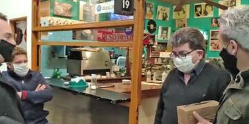 El dueño de una cafetería evitó el cierre de su negocio gracias a una colecta de sus colegas (Foto: Captura de video)