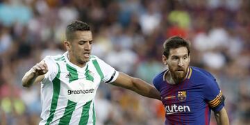 GRA360\u002E BARCELONA, 20/08/2017\u002E- El delantero argentino del Barcelona Leo Messi (d) disputa un balón con el jugador marroquí del Betis Zou Feddal (i) durante el partido correspondiente a la primera jornada de LaLiga Santander que se disputa en el Camp Nou\u002E EFE/Andreu Dalmau