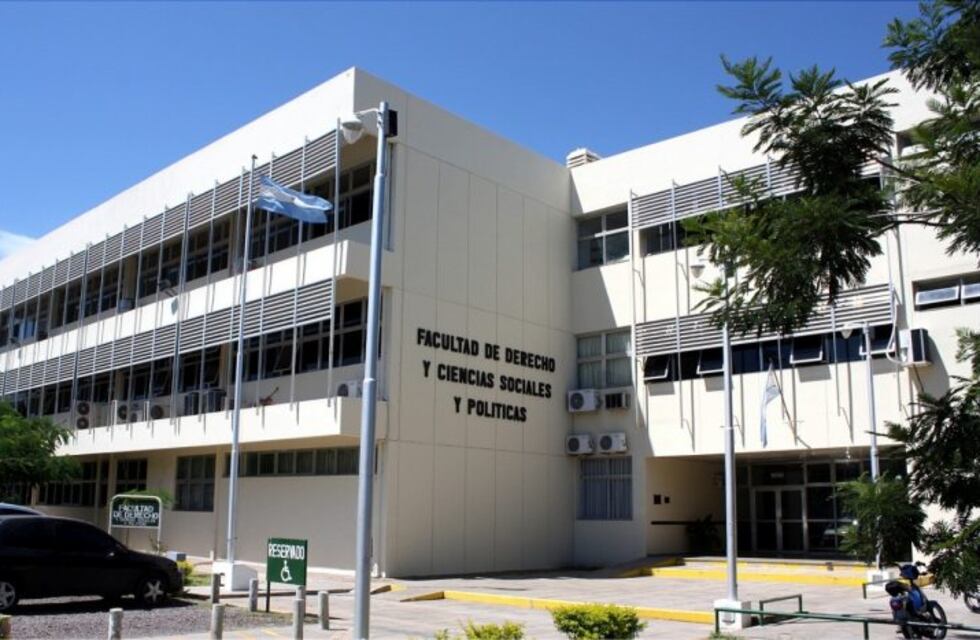 Tiene problemas motrices, es disminuido visual y se recibió de abogado