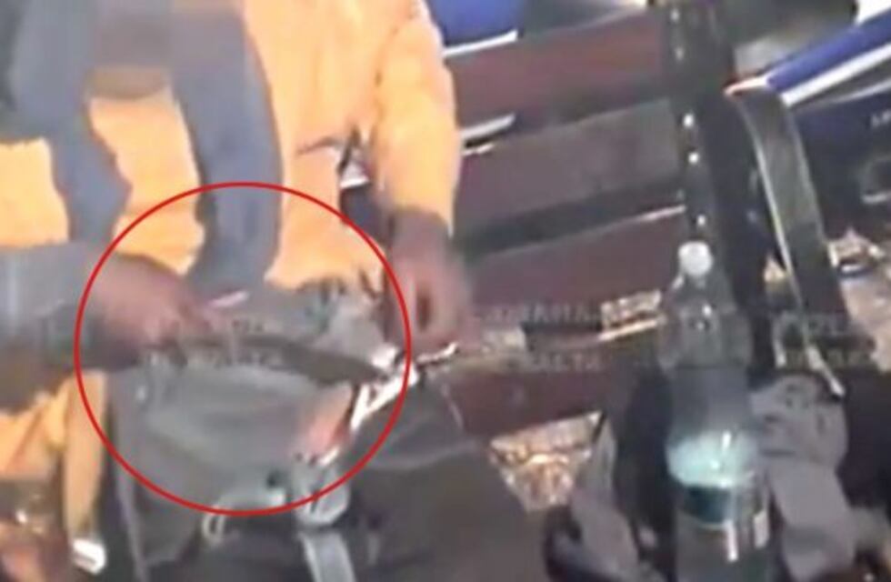 Video: un hombre asustaba a la gente con un cuchillo en pleno centro