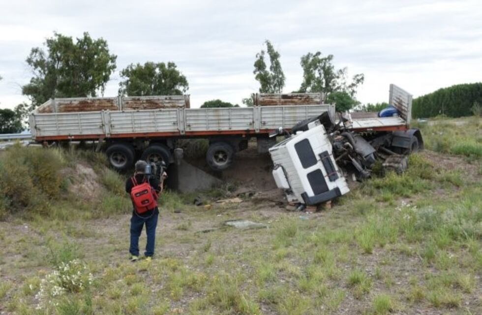 Volcó un camión y murió su conductor en la ruta 40