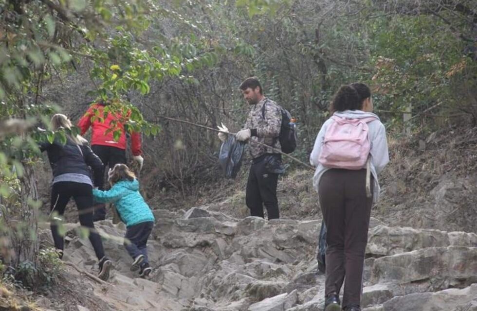 Carlos Paz: le sacaron más de 20 bolsas de residuos al Cerro La Cruz