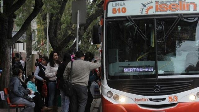 El 70% de las multas viales en San Rafael son por estacionar en las paradas de colectivos. Imagen de archivo.