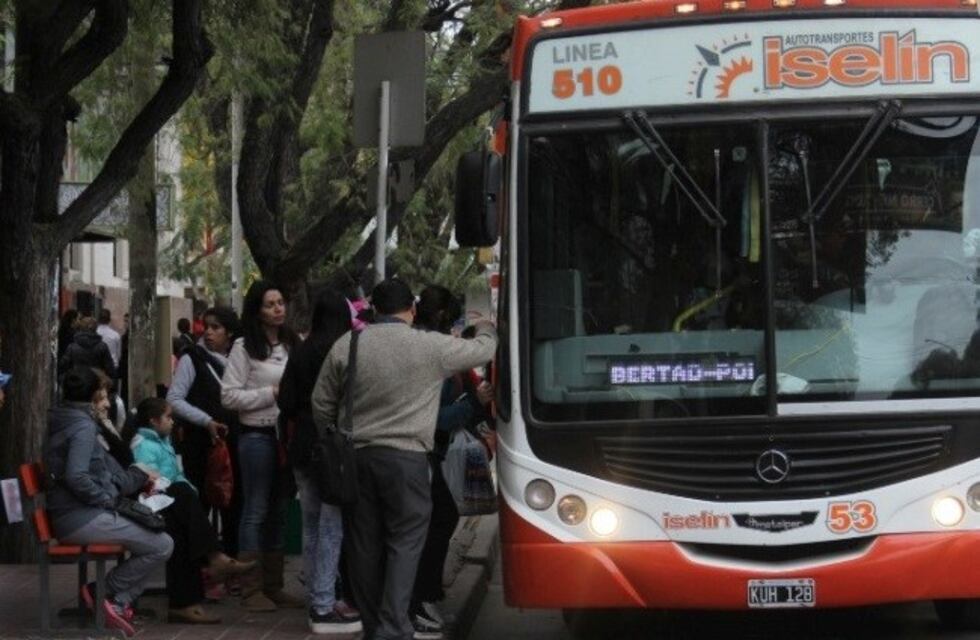 El 70% de las multas viales en San Rafael son por estacionar en lugares reservados para colectivos