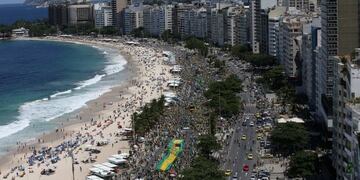 -FOTODELDIA- BRA01\u002E RÍO DE JANEIRO (BRASIL), 21/10/2018\u002E- Vista general de una manifestación hoy, domingo 21 de octubre de 2018, contra el Partido de los Trabajadores (PT) y su candidato presidencial y a favor de su adversario en las elecciones presidenciales, el ultraderechista en la playa de Copacabana, en la ciudad de Río de Janeiro (Brasil)\u002E EFE / Marcelo Sayão rio de janeiro brasil elecciones presidenciales segunda vuelta marcha en contra del partido de los trabajadores manifestacion manifestantes