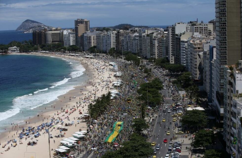 Un hombre murió alcanzado por un rayo cuando disfrutaba del mar en Rio de Janeiro