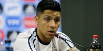 BRA621. VESPASIANO (BRASIL), 08/11/2016.- El jugador de la selecciu00f3n nacional de fu00fatbol de Argentina Enzo Pu00e9rez participa en una rueda de prensa luego de un entrenamiento hoy, martes 8 de noviembre de 2016, en el Centro de entrenamiento de Atlu00e9tico Mineir