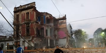 Peligroso derrumbe en Parque Patricios\u002E