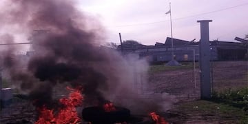 Quema de gomas frente a la empresa CF Industrial en Justo Daract, San Luis\u002E
