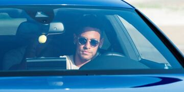 TOPSHOT - Barcelona's Brazilian forward Neymar drives into the parkinglot to takes part in a training session at the Sports Center FC Barcelona Joan Gamper in Sant Joan Despi, near Barcelona on August 2, 2017 following rumour that Neymar is considering a move to French club PSG for which the club would have to shell out some 222 million euros, enough to trigger the 25-year-old's transfer release clause\u002E / AFP PHOTO / Josep LAGO
