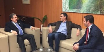 El embajador Ramón Puerta junto al presidente del gobierno de España, Pedro Sánchez, pieza clave para concretar el acuerdo de libre comercio\u002E (Claarín)