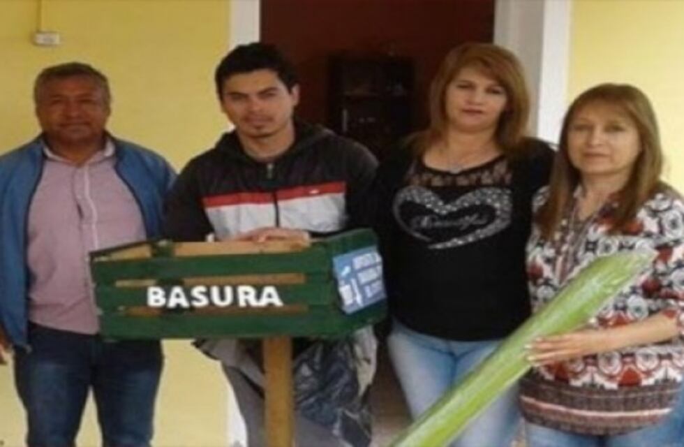 Un intendente entregó cajones de manzana pintados para ser usados como cestos de basura