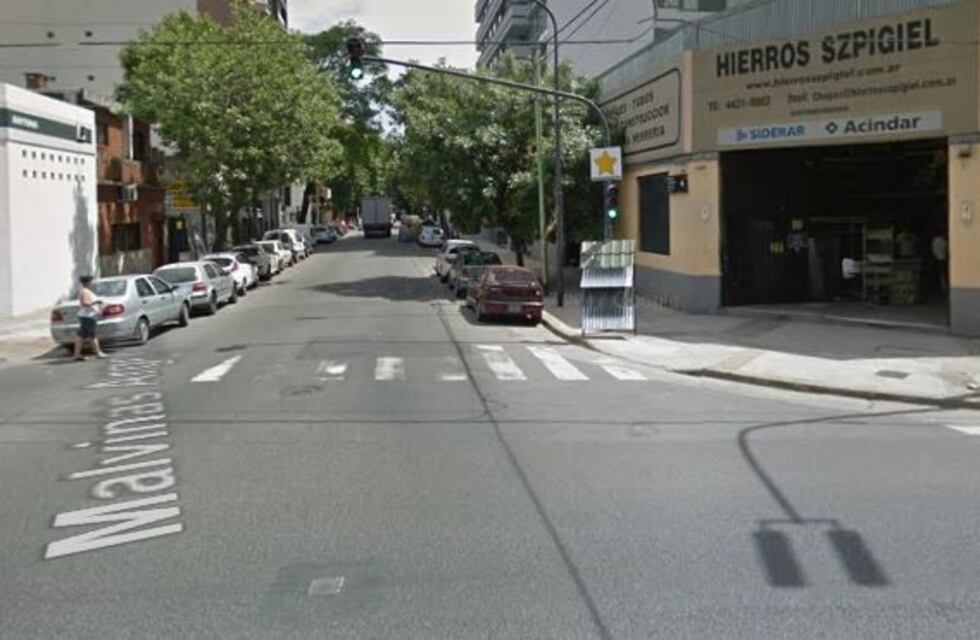 Un auto quedó incrustado en un local tras un choque en Caballito