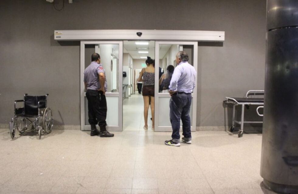 La policía investiga el caso de una mujer que apareció golpeada en un motel y con un ACV