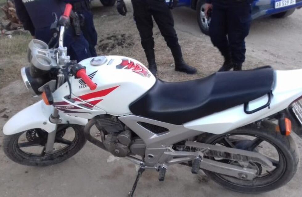 Hallaron una motocicleta con las llaves puestas, al chequearla se dieron con que era robada