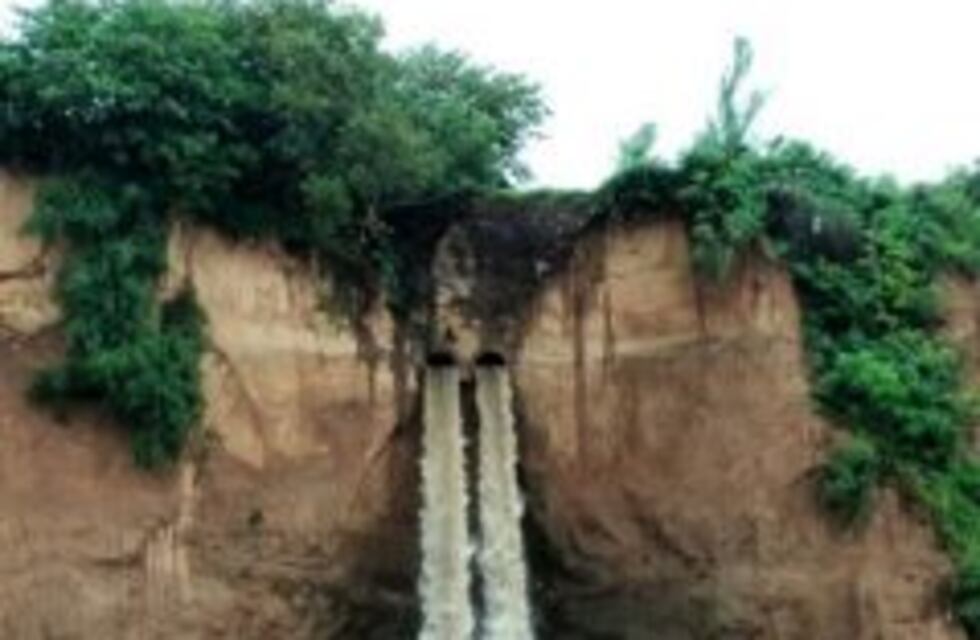 Ocho personas fueron evacuadas por el desprendimiento de parte de la barranca en Baigorria