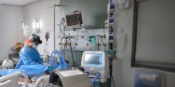 A health professional wearing full PPE (personal protective equipment) works at the Intensive Care Unit (ICU) ward where patients infected with the COVID-19 novel coronavirus are being treated, at the Santa Casa hospital in Belo  grim new landmark, infections in Latin America and the Caribbean surge past one million\u002E (Photo by Douglas Magno / AFP) respirador ventilador terapia intensiva  respiradores