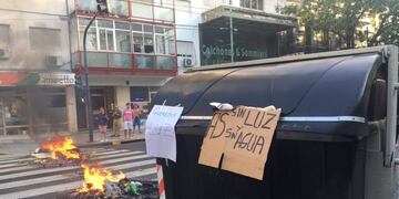 Vecinos de Boedo cortan la calle por falta de suministro de electricidad.