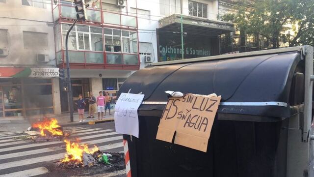 Vecinos de Boedo cortan la calle por falta de suministro de electricidad.
