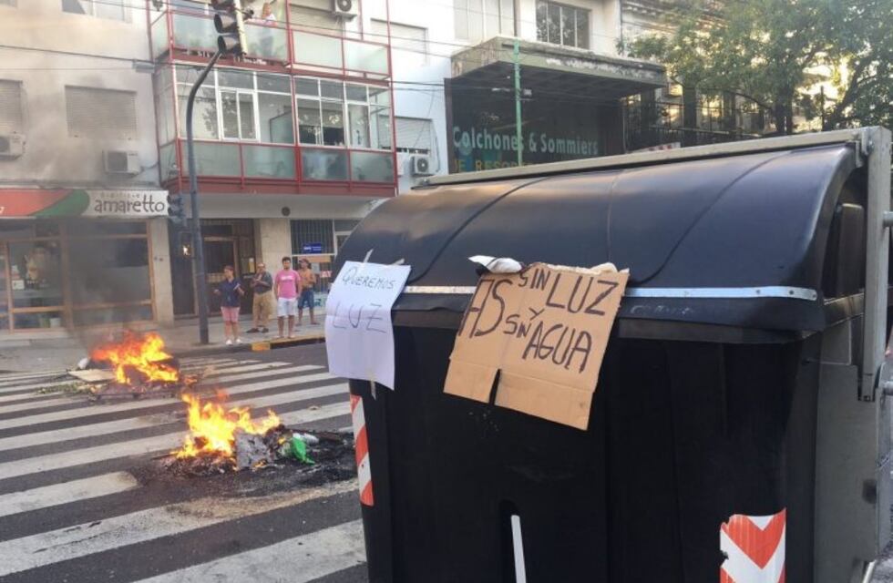 Continúan los cortes de vecinos en Boedo por falta de electricidad