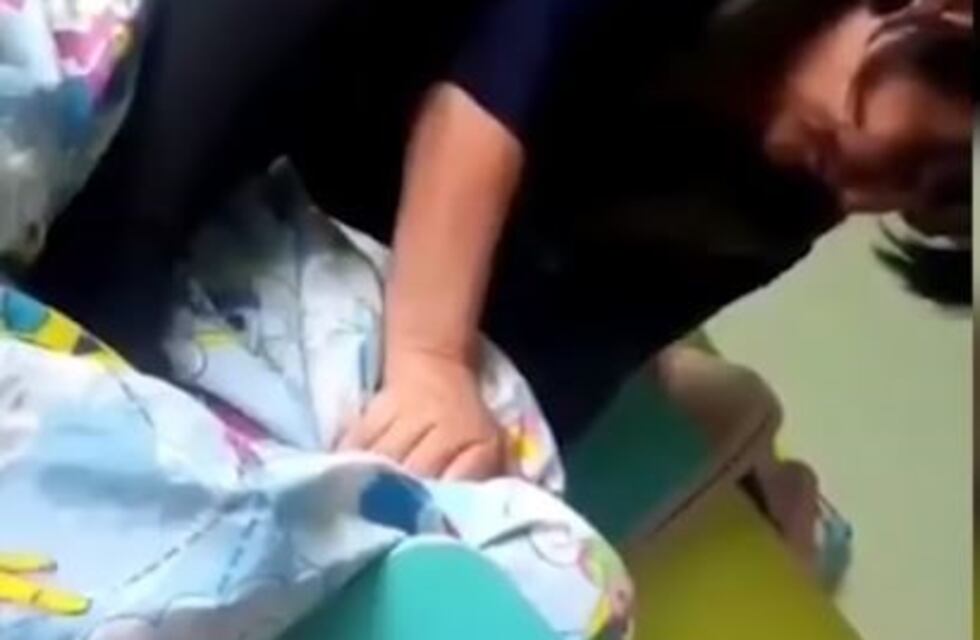 Difundieron un video en el que una maestra jardinera estrangula a una nena