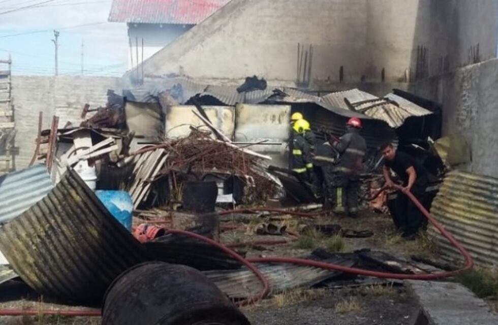 Incendio destruye galpón en pleno centro de Río Gallegos