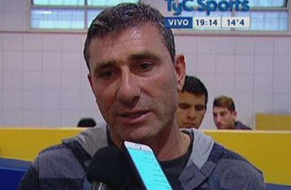 El Pato Abbondanzieri, mirando jugadores en Alta Córdoba