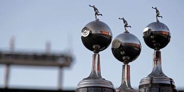 simpatizantes reciben recibimiento bienvenida festejo festejos fiesta con los jugadores futbolistas en el estadio cancha de river plate copa copas trofeos\r\n\r\nRiver Plate's players pose with the 2018 Libertadores Cup trophy at the Monumental stadium in Buenos Aires on December 23, 2018, during celebrations with fans, Photo by ALEJANDRO PAGNI / AFP) buenos aires llegada del equipo plantel de river plate futbol festejo festejos fiesta de los hinchas y jugadores en el estadio monumental
