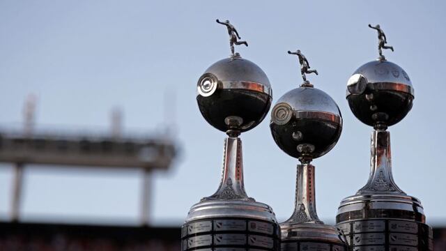 simpatizantes reciben recibimiento bienvenida festejo festejos fiesta con los jugadores futbolistas en el estadio cancha de river plate copa copas trofeos\r\n\r\nRiver Plate's players pose with the 2018 Libertadores Cup trophy at the Monumental stadium in Buenos Aires on December 23, 2018, during celebrations with fans, Photo by ALEJANDRO PAGNI / AFP) buenos aires llegada del equipo plantel de river plate futbol festejo festejos fiesta de los hinchas y jugadores en el estadio monumental