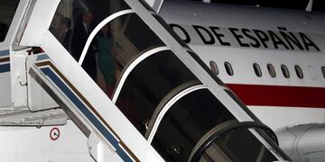 Los reyes de España Felipe VI y Letizia descienden de su avión este domingo en el aeroparque metropolitano Jorge Newbery en Buenos Aires\u002E (EFE)