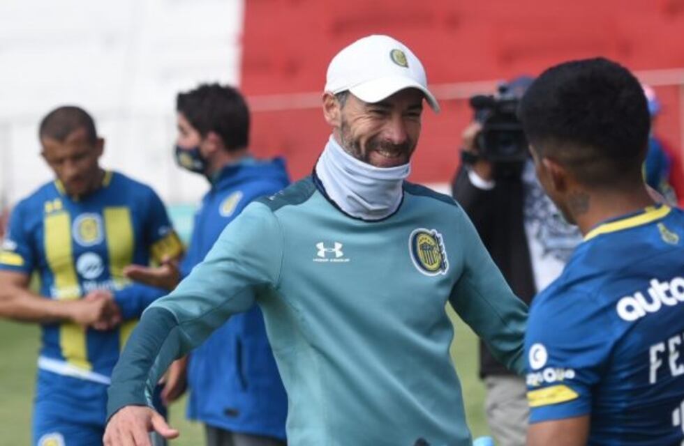 "Kily" González sorprendió al agarrar micrófono durante amistoso de Central