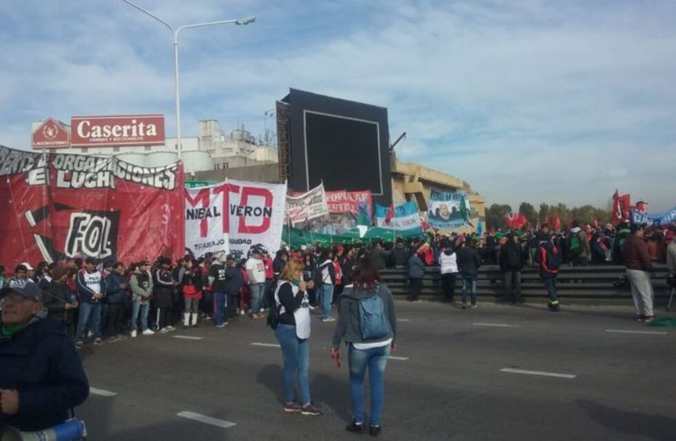 Manifestación en el puente Pueyrredón para recordar a  Kosteki y Santillán